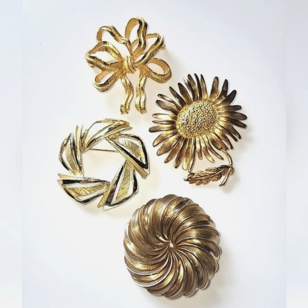 MONET, KRAMER, PAKULA VINTAGE DESIGNER SIGNED 4 BROOCH LOT - ALL GOLDTONE - Picture 10 of 10